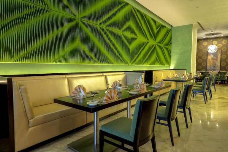 Hilton_Suites_Hotel_Dining_Table