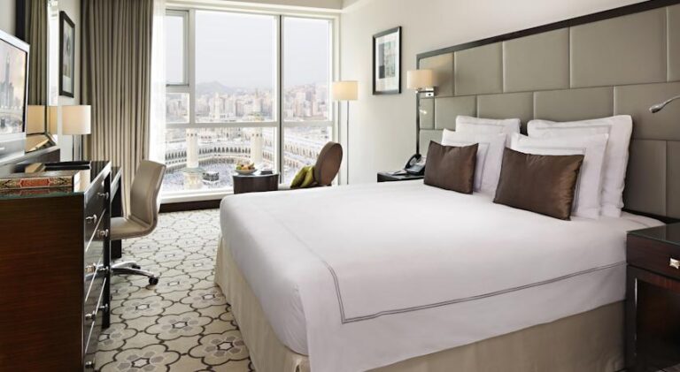 Swissotel_Makkah_Hotel_Bedroom_